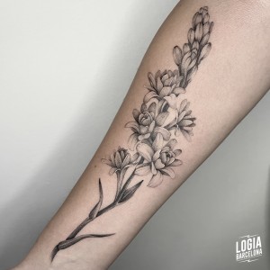 tatuaje_brazo_flores_ramillete_logia_barcelona_paula_soria